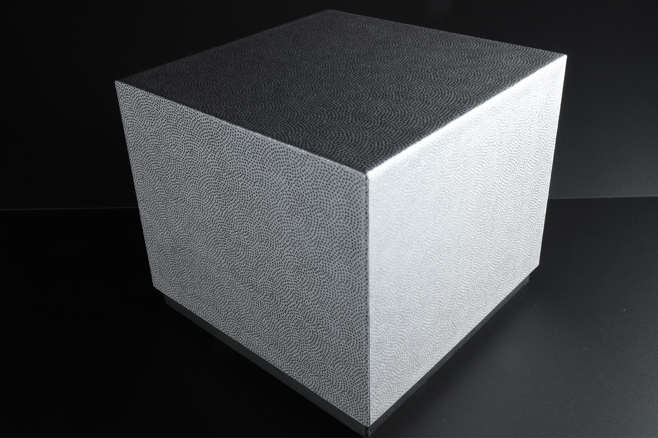 ドット模様をリキッドメタルを使って、エンボス状の銀箔で表現した立方体の貼り箱